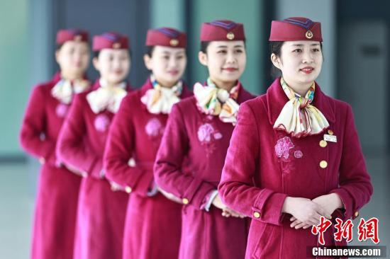 重慶高鐵乘務(wù)員開展專業(yè)禮儀服務(wù)培訓(xùn)，提升乘客出行體驗